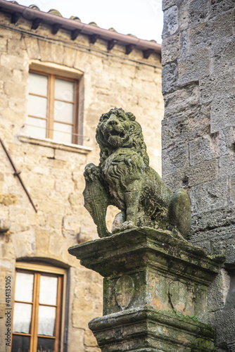 Il "Marzocco" sull'angolo del Palazzo dei Priori a Volterra