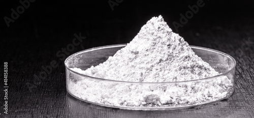 silicon dioxide, also known as silica, is silicon oxide. Anti-caking agent, antifoam, viscosity controller, desiccant, beverage clarifier and medicine or vitamin excipient photo