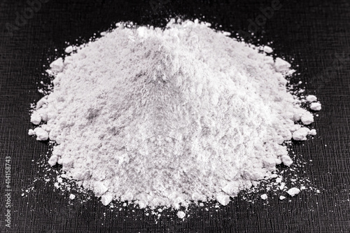 silicon dioxide, also known as silica, is silicon oxide. Anti-caking agent, antifoam, viscosity controller, desiccant, beverage clarifier and medicine or vitamin excipient photo