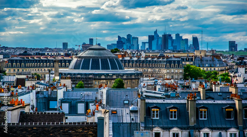 Azoteas y tejados de París con un skyline al fondo