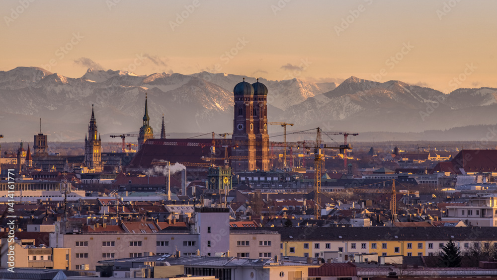 Obraz premium Munich panoramic view city at sunset church frauenkirche alps mountains.