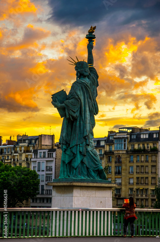 La Estatua de la Libertad en un espectacular atardecer de París
