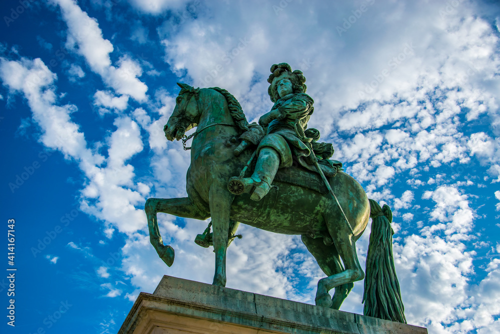 Estatua ecuestre de Luis XIV situada en el exterior del Palacio de Versalles.