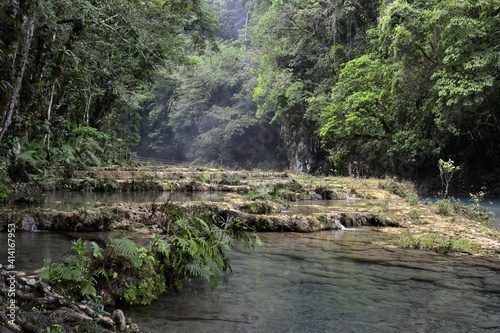 Paisajes de pozas escalonadas de agua  todas de color turquesa en el r  o Cahab  n  a su paso por el parque de Semuc Champey  en la selva del centro de Guatemala 