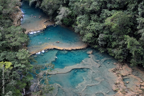Paisajes de pozas escalonadas de agua, todas de color turquesa en el río Cahabón, a su paso por el parque de Semuc Champey, en la selva del centro de Guatemala 