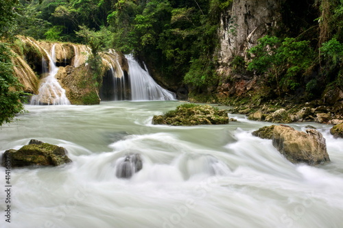 Paisajes de pozas escalonadas de agua, todas de color turquesa en el río Cahabón, a su paso por el parque de Semuc Champey, en la selva del centro de Guatemala
