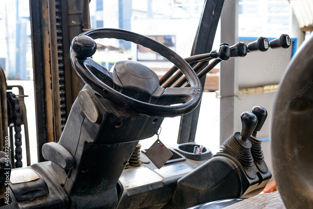 Fototapeta premium フォークリフトの運転席 ハンドル