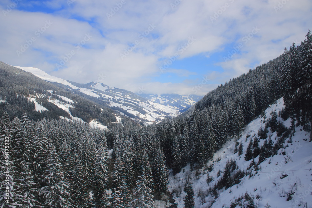 Blick in die schneebedeckten Alpen bei Saalbach Hinterglemm in Österreich