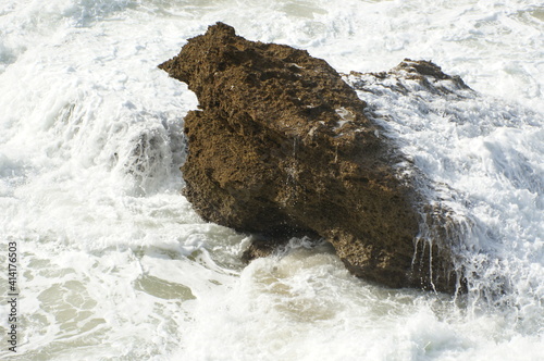 Piedra ostionera bañada photo