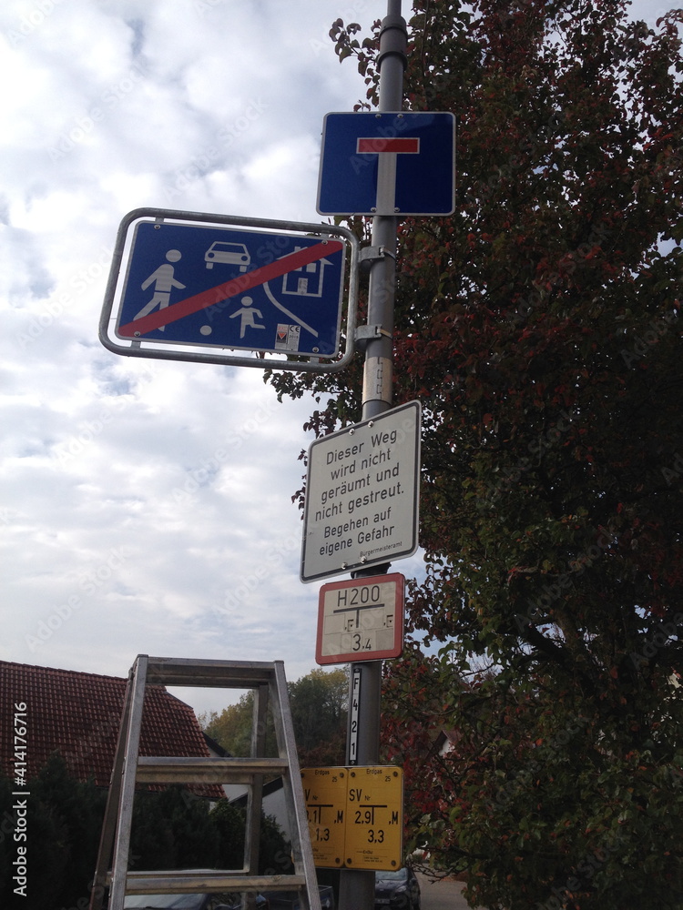 Mast der mit Verkehrszeichen überladen ist Mast der mit Verkehrszeichen überladen ist