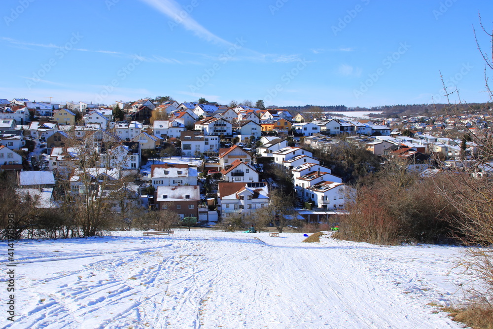 Blick auf ein Baugebiet mit Ein und Mehrfamilienhäuser in Weissach