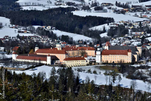 Blick auf das Augustiner Chorherrenstift Vorau im Winter (Oststeiermark)