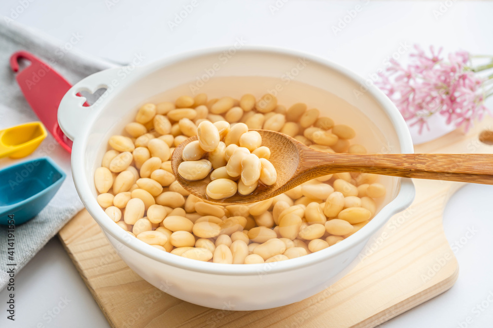 水につけた生の大豆 水につけた生の大豆