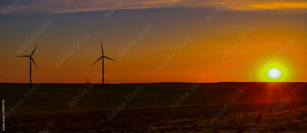 Obraz premium Wind turbines at sunset in the state of Idaho, Scenic view of wind turbines power generator