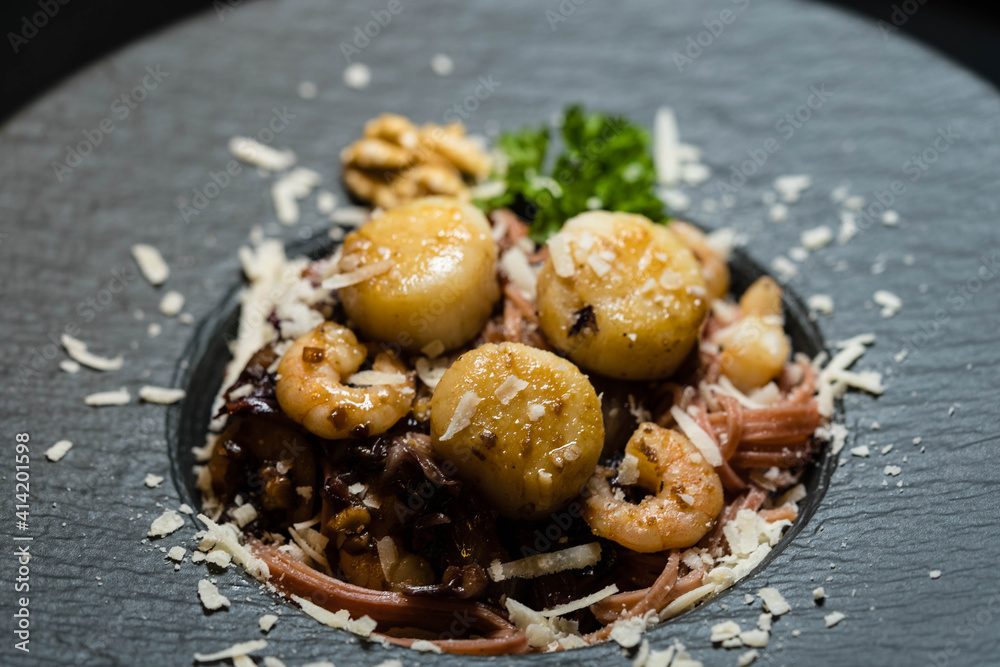 Kammmuscheln und Garnelen auf Linguine al vino rosso Stock Photo ...