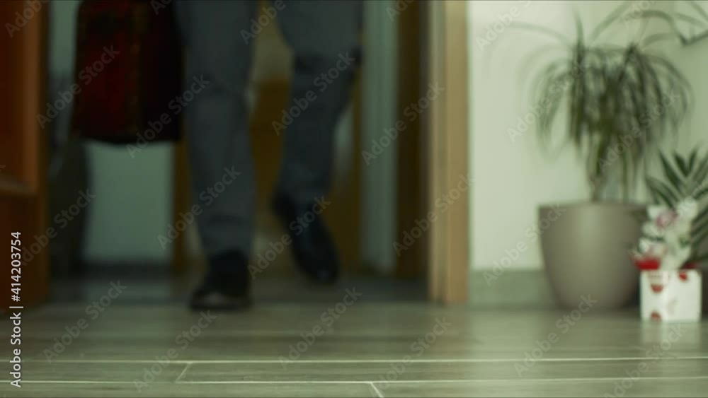 Trabajador quitándose las zapatillas. Trabajador quitándose las zapatillas.