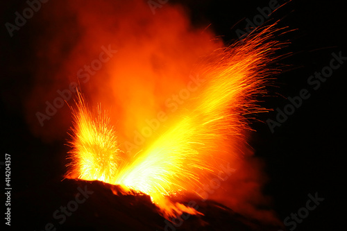 Éruption volcanique du volcan Stromboli