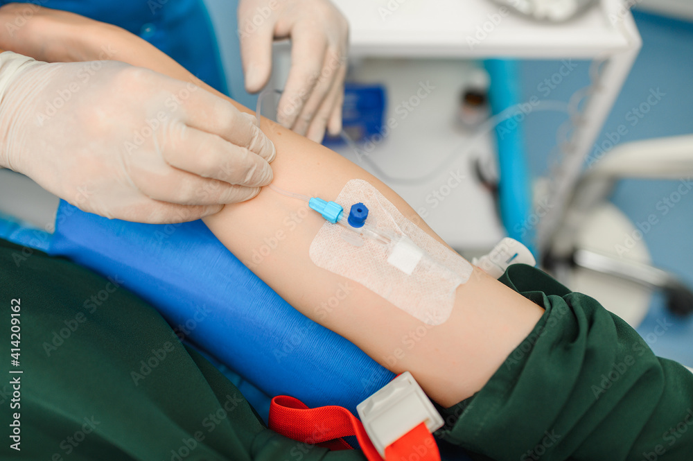 Placing a catheter for a patient to administer drugs Placing a catheter for a patient to administer drugs