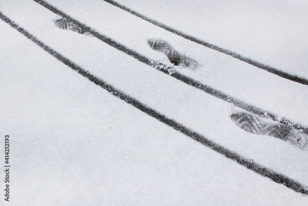 Φωτογραφία Abstract winter snow background of foot prints with sleigh lines on city street