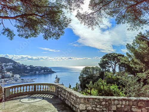 Panorama depuis la colline du château de Nice sur la Baie des anges photo