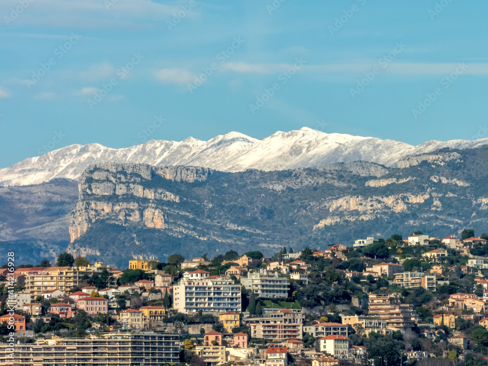 Vue sur les montagnes enneigées des Alpes du Sud et le massif du Mercantour depuis Nice sur la Côte d'Azur