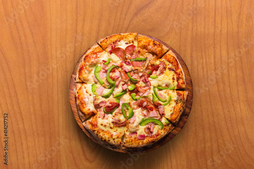 Pizza de pepperoni con pimentón, mesa de madera-