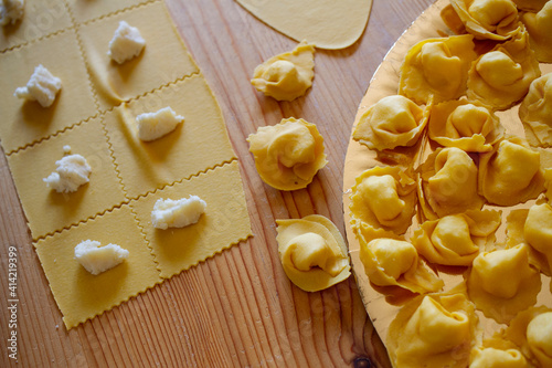 cappelletti romagnoli pasta fresca con ripieno preparazione photo