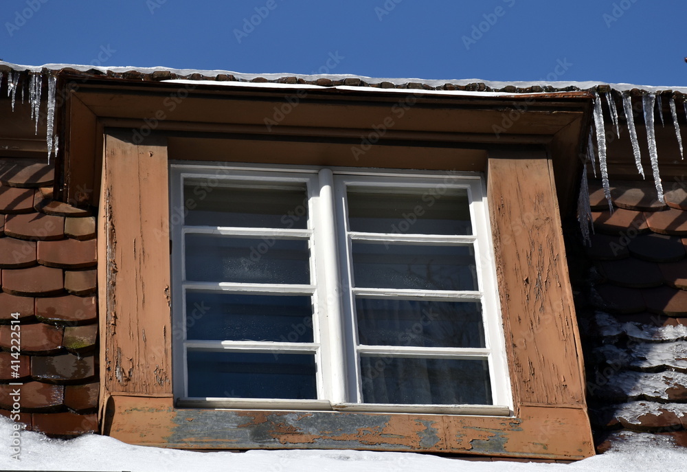 Dachfenster an einem Haus im Winter Dachfenster an einem Haus im Winter