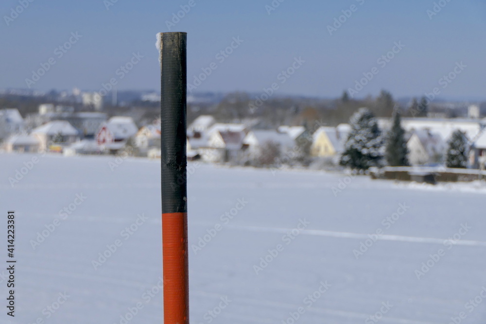 Landschaft und Dorf im Winter mit Messstab Landschaft und Dorf im Winter mit Messstab