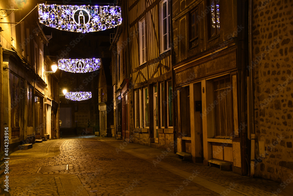 Obraz premium Rue ancienne pavé et illuminée