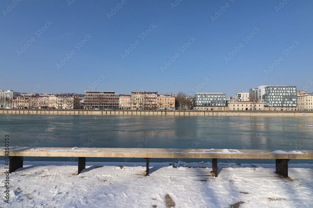 Immeubles sur le quai Perrache à Lyon le long du fleuve Rhône en hiver, ville de Lyon, département du Rhône, France