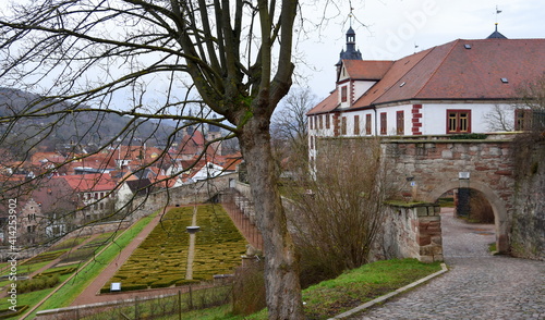 Blick auf den kunstvoll angelegten Garten am Fuße von Schloss Wilhelmsburg photo