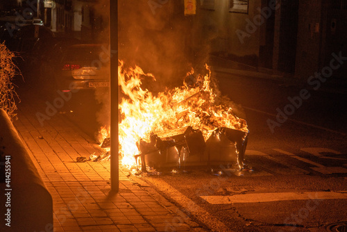 Contenedor ardiendo en España, vandalismo