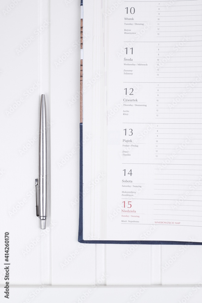 Kalendarz i długopis na białym biurku - obrazy, fototapety, plakaty 