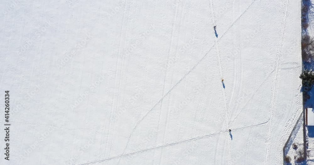Wintersport - Menschen beim Skilanglauf - Luftaufnahme