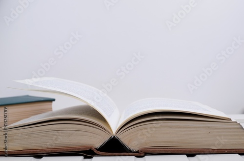 Książka słownik na biurku białym