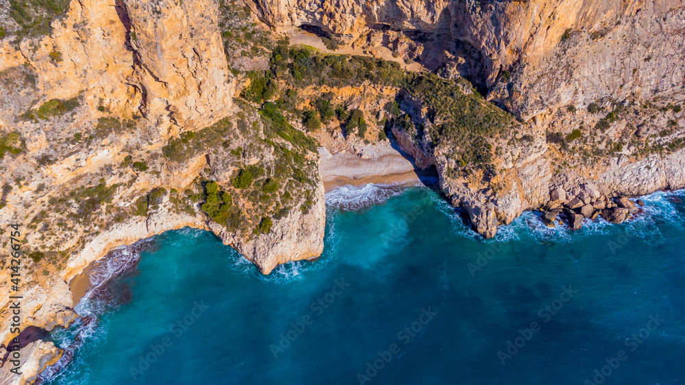 Foto aérea en los acantilados mediterráneos.