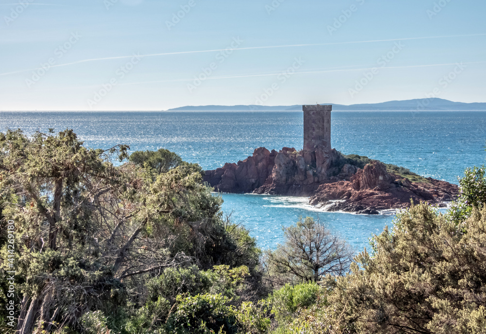 L'île d'Or et son château dans les premières lueurs du jour à Saint Raphaël sur la Côte d'Azur