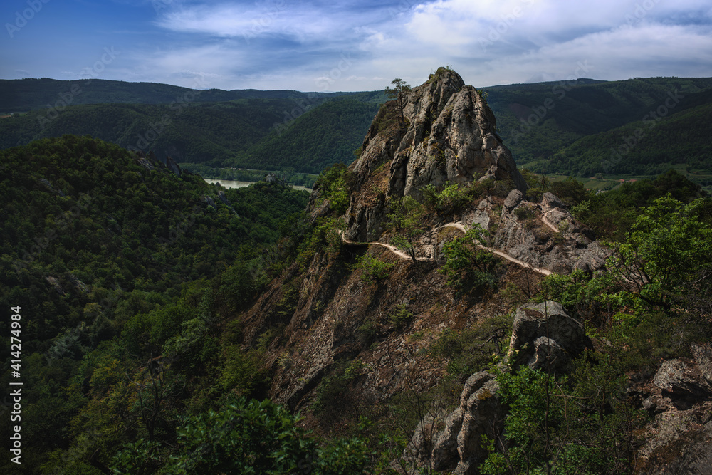 Obraz premium View of the Vogelbergsteig trail above the Danube river with views of the surrounding historic landscape of Dürnstein.