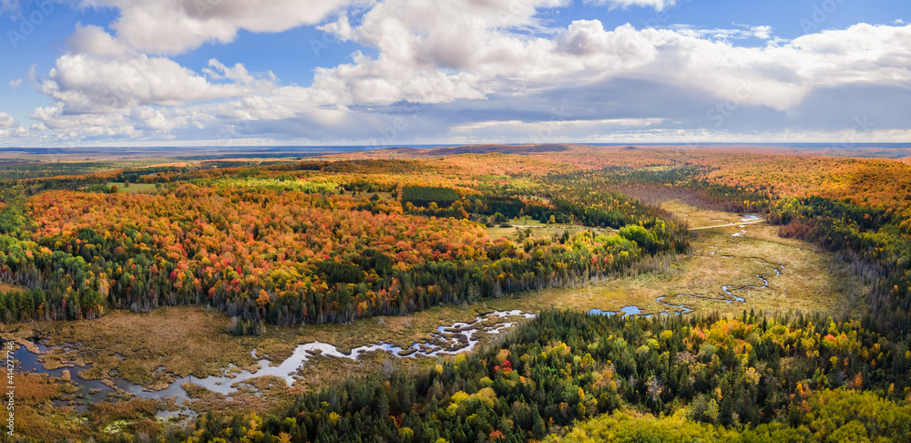 Obraz premium Beautiful autumn scenery in the Michigan UP