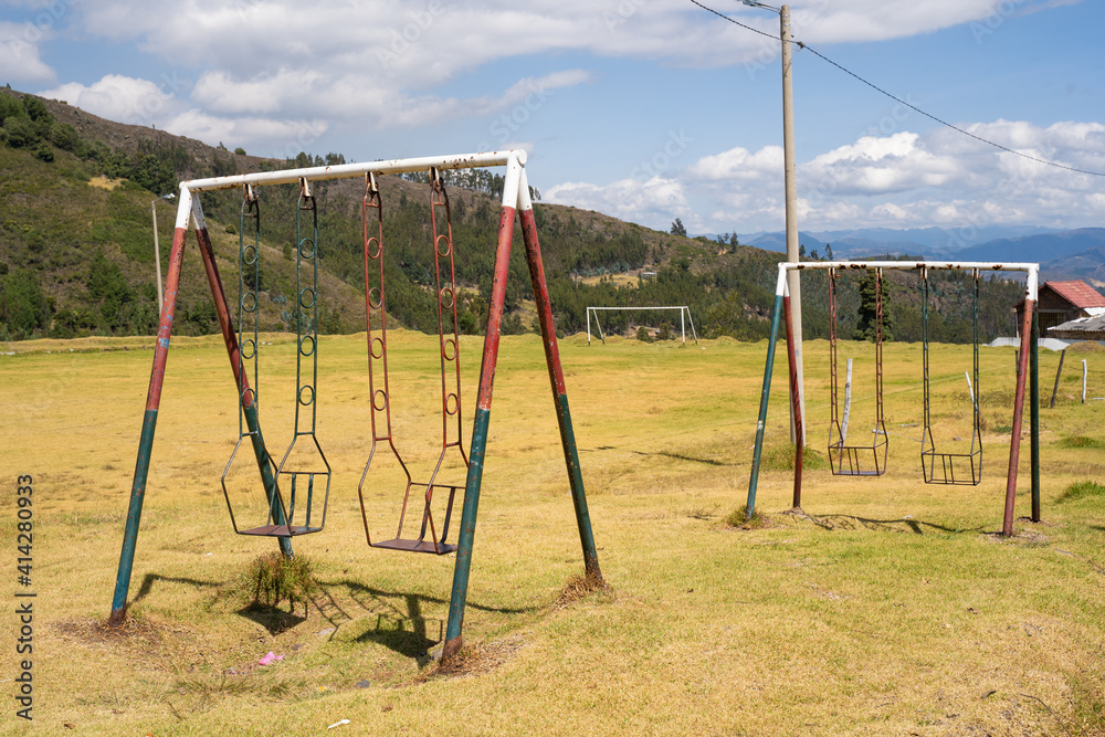 Balançoires au bord du terrain foot de Monguí, Boyacá, Colombie