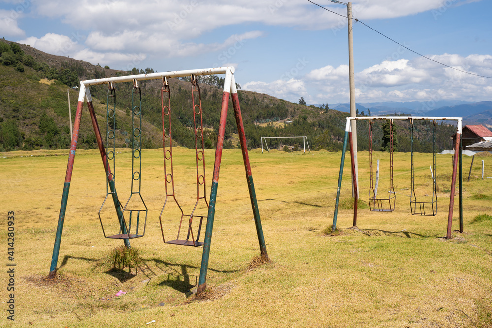 Balançoires au bord du terrain foot de Monguí, Boyacá, Colombie Balançoires au bord du terrain foot de Monguí, Boyacá, Colombie