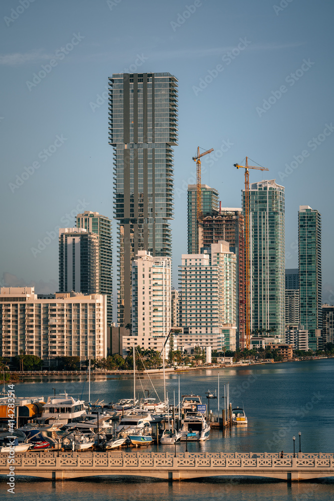 Obraz premium skyline miami florida skyscrapers construction buildings cranes apartments boats marina pier bridge panorama beautiful city 