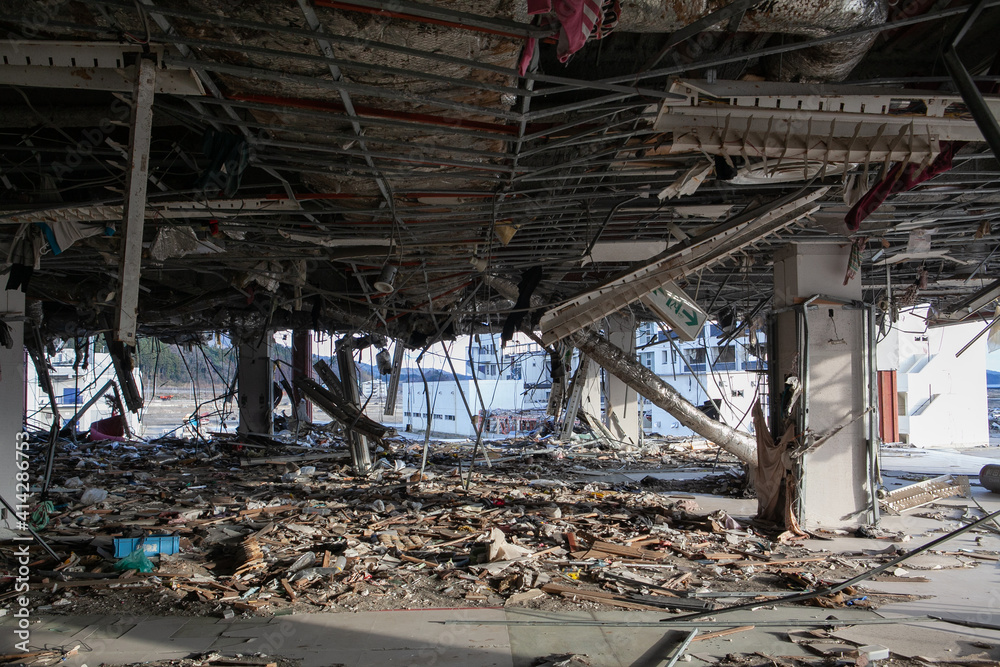 東日本大震災によって被害を受けた建物内部の写真　2011年12月10日撮影 岩手県