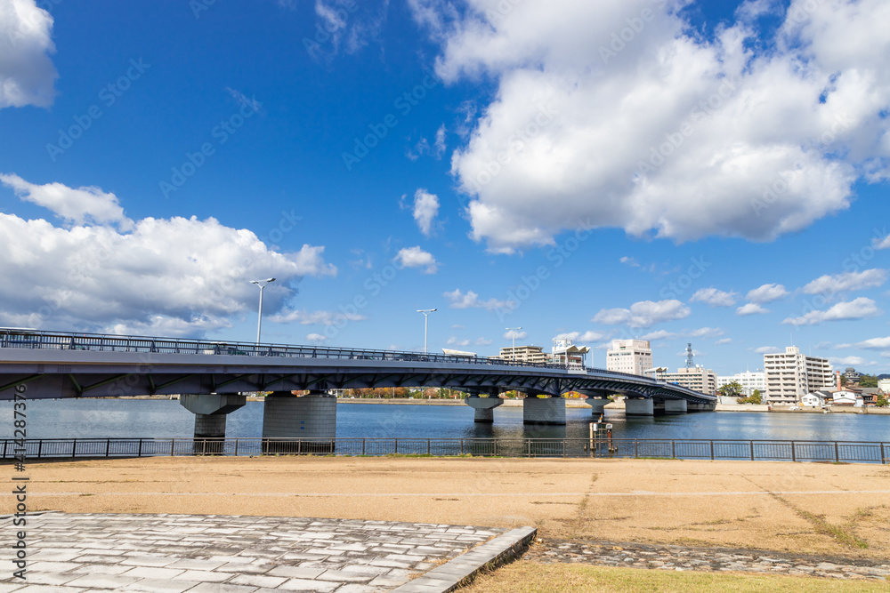Fototapeta premium 大橋川河口に架かる宍道湖大橋 島根県松江市