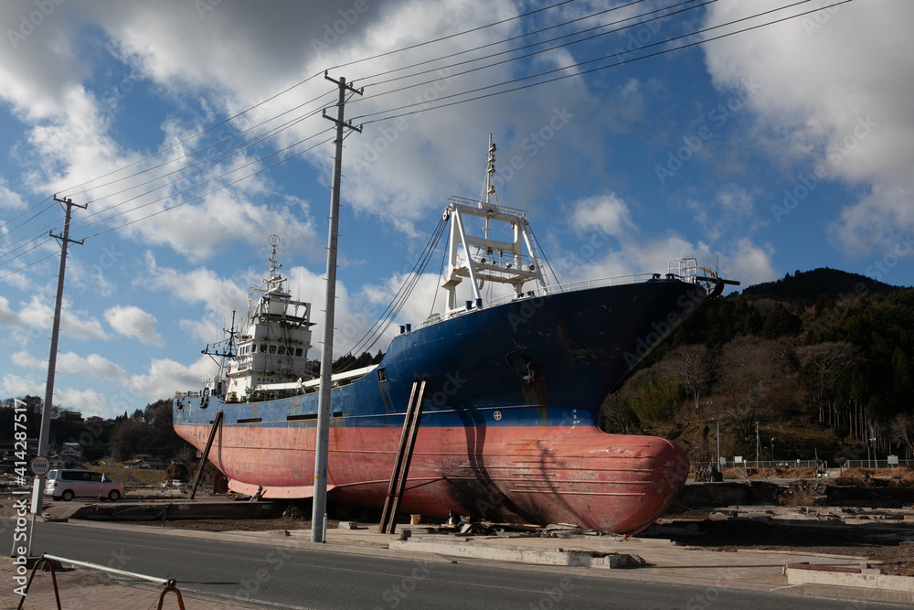 東日本大震災によって被害を受けた船の写真　2011年12月10日撮影 宮城県気仙沼市