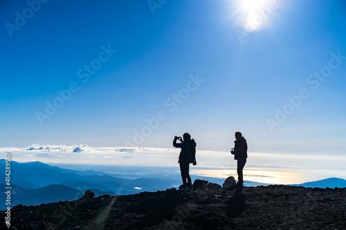 富士山。登山。絶景の写真と撮る人物のシルエット。