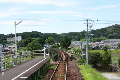 単線非電化ローカル線の駅と鉄橋とカーブ