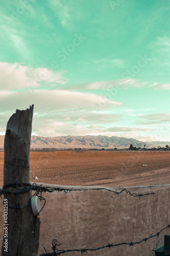 Cerca de madera en el desierto