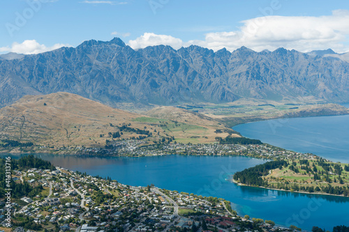 Obraz na płótnie View from Bob's Peak above Queenstown township, Queenstown Gardens and Lake Wakatipu below and Remarkables Mountain Range beyond. w salonie